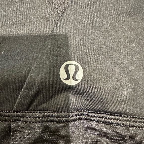 Lululemon 🍋 Black Cinch Bottom Tank with Metal Accent/Stretch/P2P13 - Picture 3 of 5
